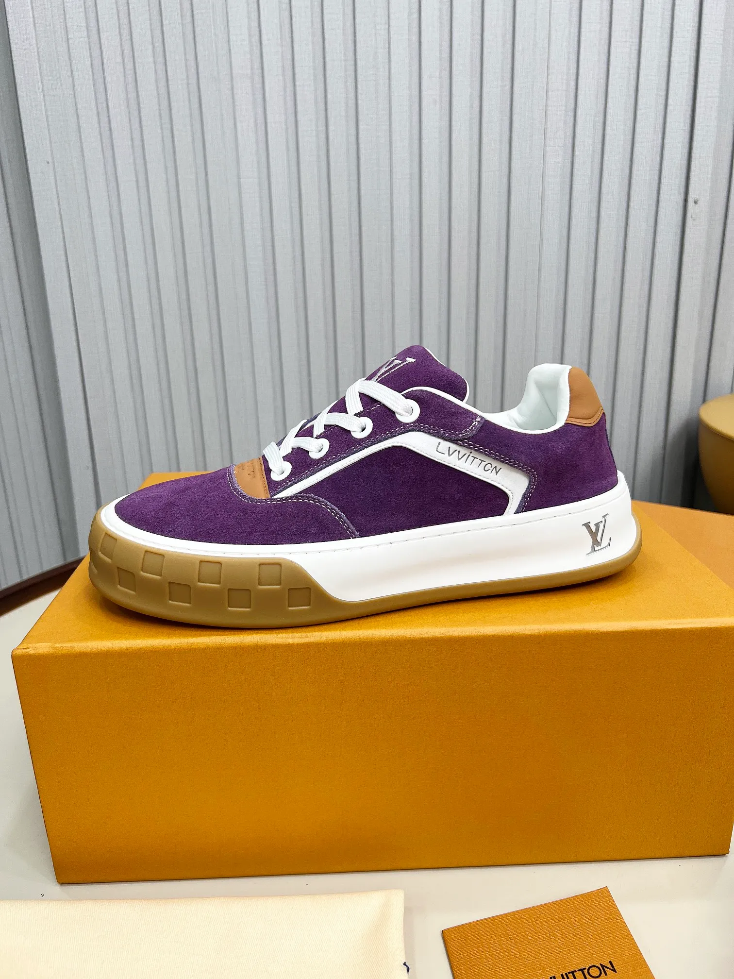 p620💰Men's shoes ❤️❤️❤️Top version LV-Louis Vuitton-Classic catwalk new style Air glue process·Original 1:1 development and reproduction! ! The upper foot is very comfortable. It is made of luxurious materials and fine workmanship. The midsole is printed with English letters "Made in Europe". The upper is made of calfskin imported from Italy. The side is decorated with the brand's LOGO and signature. The latest latex foot pads and mesh lining make the foot feel super comfortable. The original two-color TPU combination outsole is specially provided by the original factory. Bag technology Goodyear stitched edges Fabric: Exclusive custom first-layer cowhide Accessories: Exclusive private model Vuitton logo, lining: Customized silk mesh lining - first-layer silk cowhide lining Outsole: TPU combination outsole wear-resistant, non-slip and anti-yellowing Foot pads: new latex pads-mesh sweat-absorbent Counter technology: fully computerized sewing machine wire drawing Toe box back cover Hot and cold shaping Full set of pull-top last with medium and low logo pattern Code number 39-45